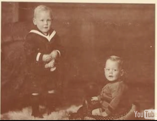 Klik voor foto in apart venster dirk_van_den_broek_super_met_broertje.jpg